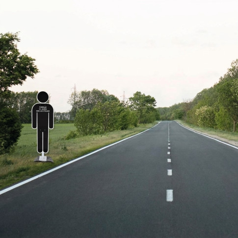 Schwarze Unfallsilhouette für Straßenränder – Verkehrssicherheit Aufsteller