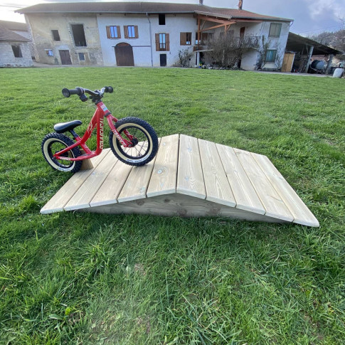 Kleine Fahrradparcours-Pyramide für Kinder