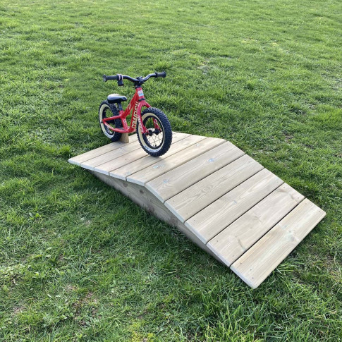 Kleine Fahrradparcours-Pyramide für Kinder