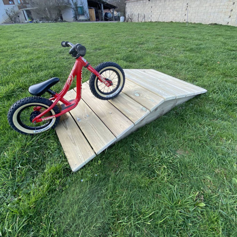Kleine Fahrradparcours-Pyramide für Kinder