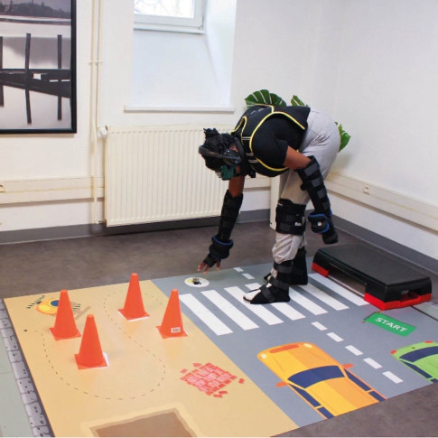 Alterssimulationsanzug mit Parcours